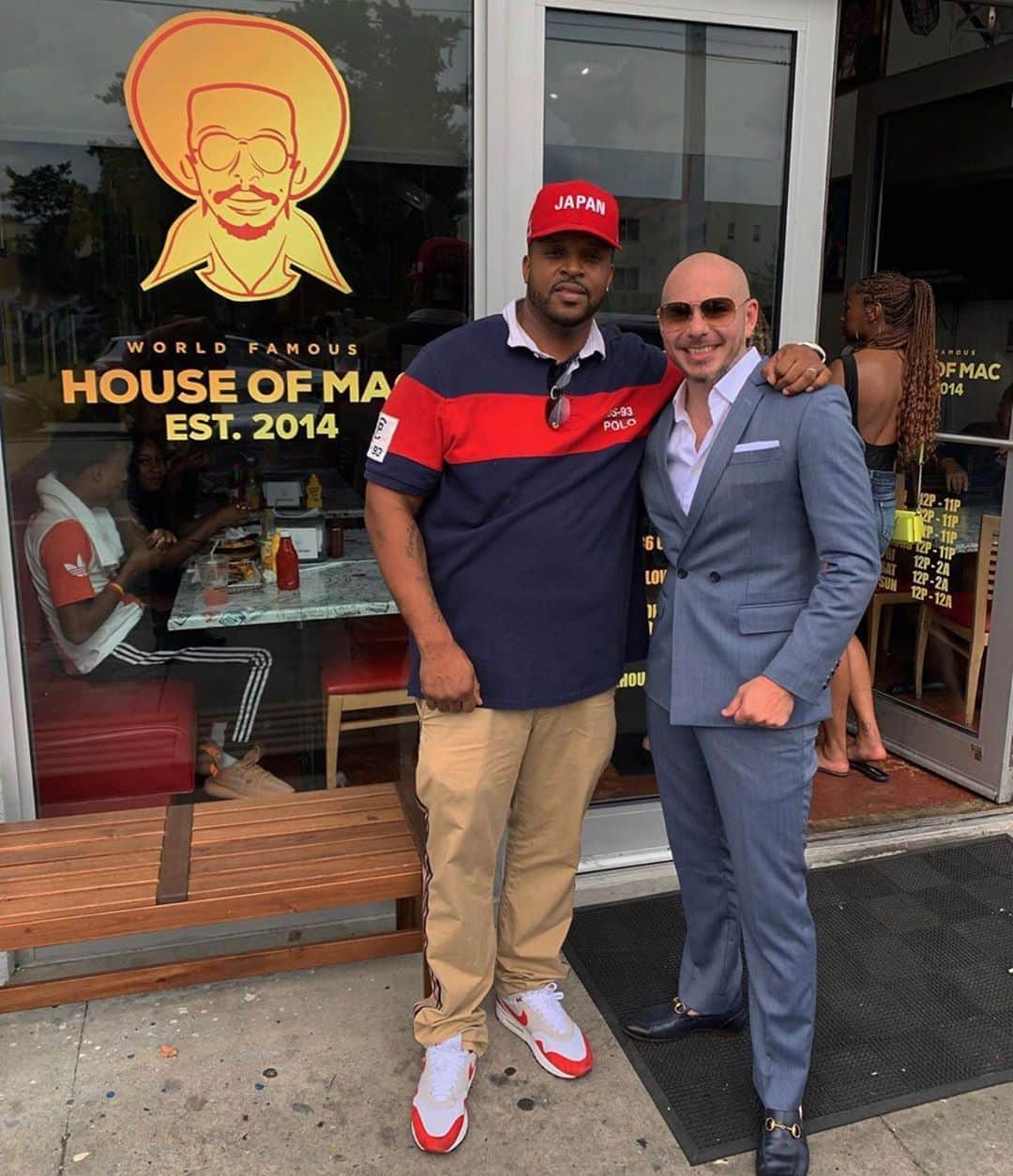 ピットブルのインスタグラム：「Proud of my brother  @worldfamoushouseofmac who in true hustler fashion and entrepreneurship brought it from the music game to food game and took it over. The House of Mac is off the chain, off the glass, off the flip, off the rip, off the everything. #eatitforward」