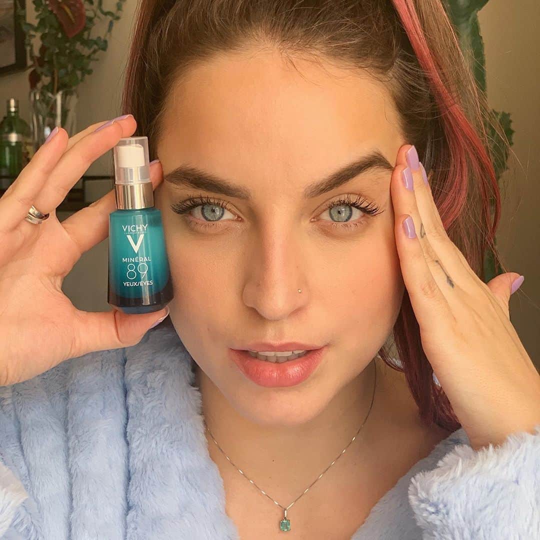 Bruna Unzuetaのインスタグラム：「Que sou viciada no Minéral 89 da @vichybrasil vcs já sabem, né? Mas agora tenho mais um queridinho na minha rotina de skincare, o Minéral 89 Olhos, lançamento da marca e que já ganhou meu coração!!!! Ele é um sérum fortalecedor também, só que pra região dos olhos. Ele fortalece a pele, hidrata por até 24h, atenua bolsas e olheiras e suaviza as linhas de expressões. Não é sensacional??? E claro, é hipoalergênico e testado por oftalmos e é indicado pra todos os tipos de pele, até mesmo as mais sensíveis. Consulta o seu dermatologista antes de usar e se joga na @epocacosmeticos 🏻‍♀🥰   #publi #VichyBR #Mineral89 #Mineral89Olhos #pelemaisfortecomm89」