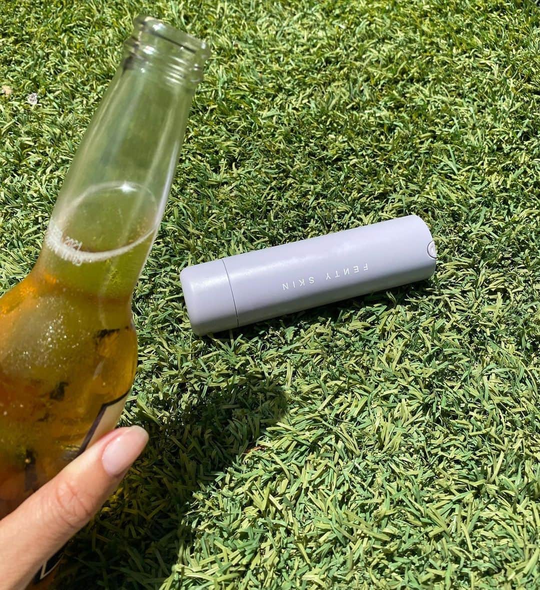 リアーナのインスタグラム：「cheers to a sunny Cali afternoon... skin protected Of course! @fentyskin #HyDRAViZoR #SPF #CoralReefFriendly #vegan #glutenfree #crueltyfree #clean ... get into it FENTYSKIN.com」