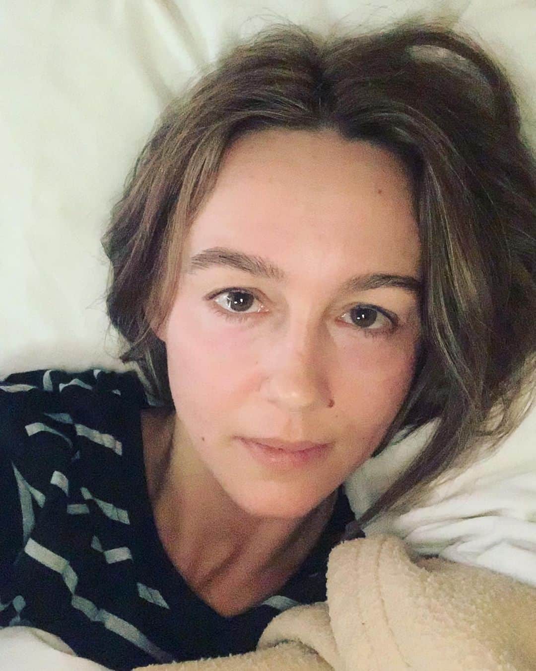シャーニ・ヴィンソンのインスタグラム：「When it’s -1’ outside and all you wanna do is stay in bed ❄️」