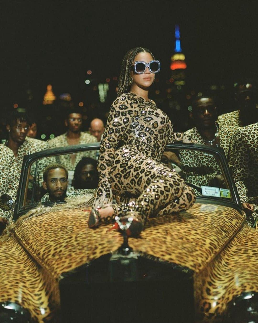 V Magazineさんのインスタグラム写真 - (V MagazineInstagram)「In case you live under a rock, global megastar and V alum @beyonce dropped her latest project titled #BlackIsKing this past weekend, sending the fashion and music world into a frenzy! 💥🎧  With custom looks by @riccardotisci17 for @burberry, @cadwallader for @muglerofficial and @pppiccioli for @maisonvalentino, and featuring appearances by @naomi, @adutakech, @pharrell and @lupitanyongo, the @disneyplus film captivated audiences worldwide with its stunning visuals and its even more impactful meaning, as the multi-hyphenate explains “With this visual album, I wanted to present elements of Black history and African tradition, with a modern twist and a universal message, and what it truly means to find your self-identity and build a legacy.” ⭐️ — Head the link in bio to discover a full breakdown of the film and see of some of the best looks worn by Queen Bey」8月4日 5時55分 - vmagazine