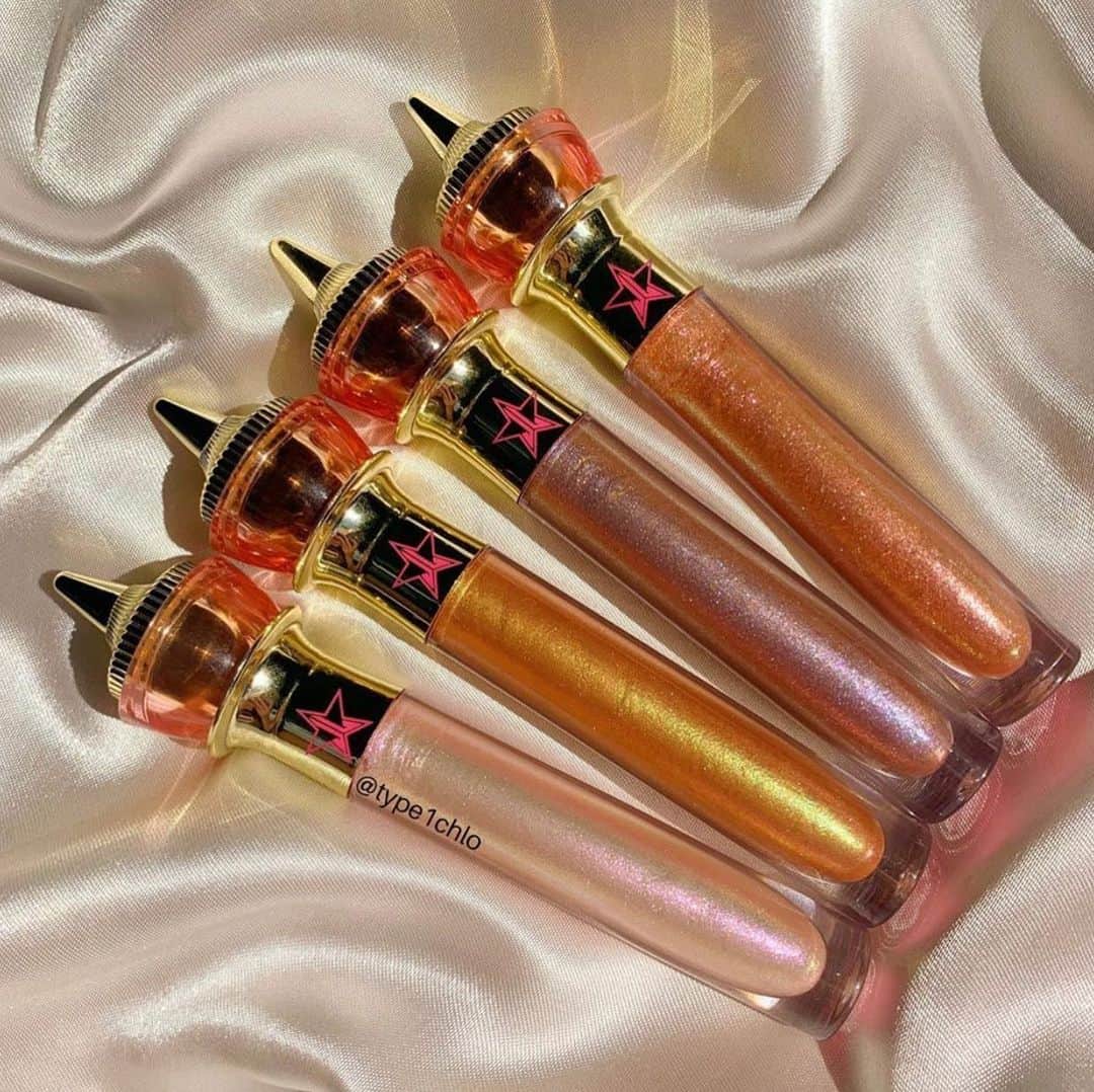Jeffree Star Cosmeticsさんのインスタグラム写真 - (Jeffree Star CosmeticsInstagram)「Golden hour🌟 @type1chlo lays out a few of our iconic glosses✨ What’s your favorite shade? 😇 #jeffreestarcosmetics」8月4日 6時02分 - jeffreestarcosmetics