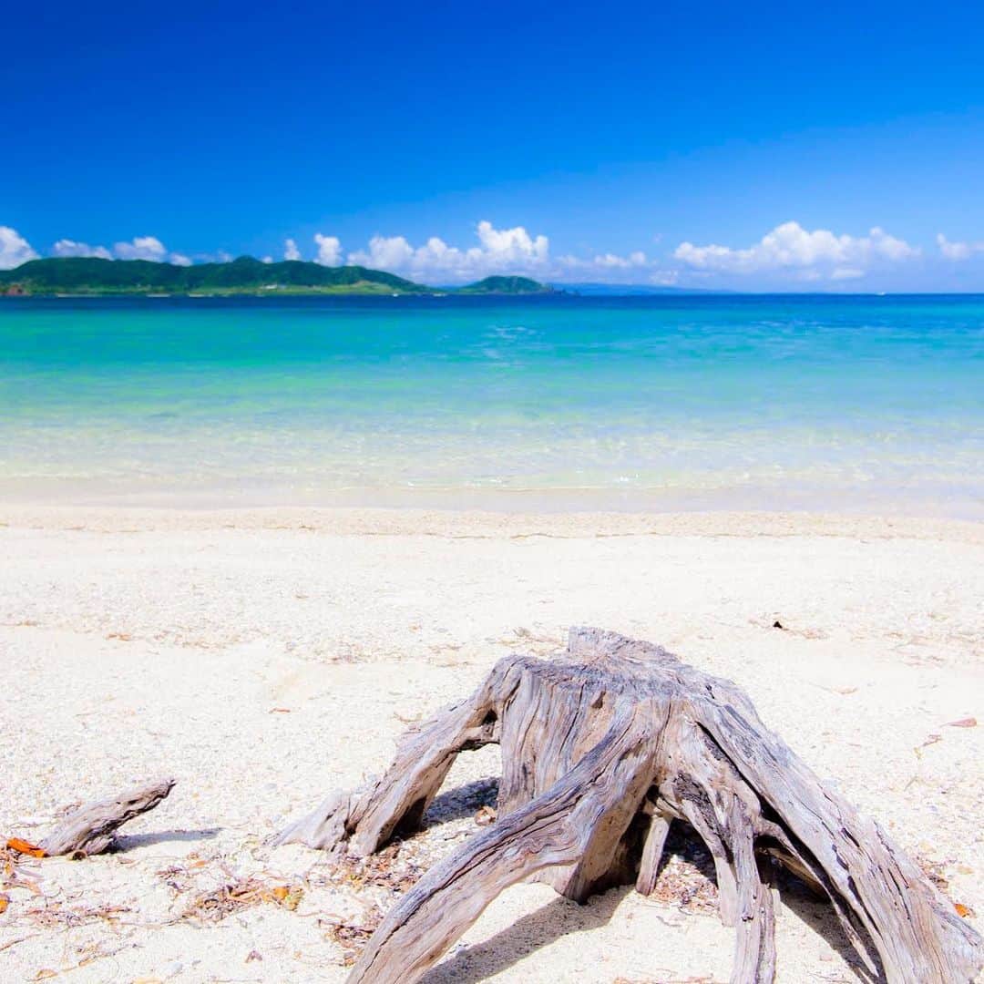 のインスタグラム：「晴れた日の底地ビーチ🏖  おはようございます☀️ 予想以上に激しく石垣島を訪れた台風がようやく去って行きました。停電や大雨による浸水が各地で起こりましたが、大きな被害は無さそうです。 路線バスも昨日午後より運行する等、既に日常に戻りつつあります。これも悪天候の中作業に従事された方々のお陰です。本当にありがとうございました。  お天気の回復は明日以降とのこと。 早くこの景色が戻って来ますように…  #石垣島　#石垣シーサイドホテル　#底地ビーチ　#白い砂浜　#青い海　　#okinawa #ishigaki #yaeyama #beach #summer #ocean #island #hotel #trip #japan」