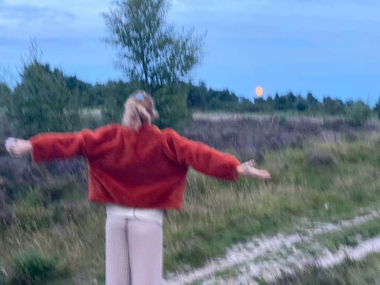 リリー・コールのインスタグラム：「Did I mention it’s a full moon? Honey coloured too. Look up! . My cat Luna, friends and I went for a walk last night to welcome it. 📷 @samleesong」