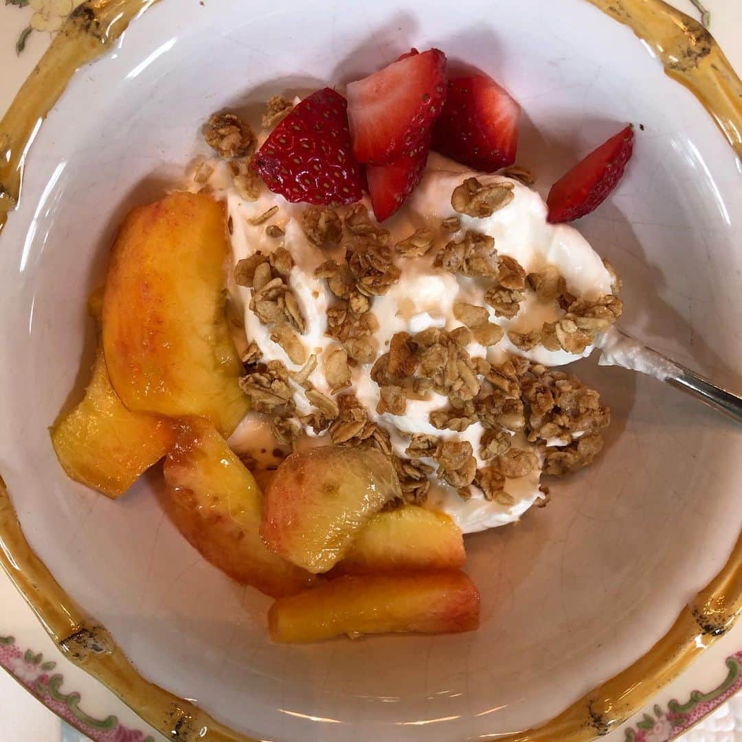 スーザン・ルッチさんのインスタグラム写真 - (スーザン・ルッチInstagram)「Monday morning fresh start at breakfast—TRYING to get back on track!!! Summer strawberries and peaches over plain non-fat Greek yogurt with a sprinkle of honey/oat granola—all organic.  Healthy AND yummy, too💃🏽💃🏽💃🏽 #wellness #afterquarantiningwithchefhelmut❤️👨‍🍳❤️」8月4日 6時22分 - therealsusanlucci