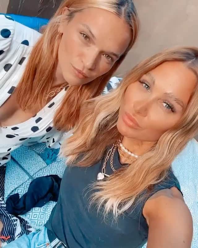 ルー・ティーズデールのインスタグラム：「Hands, face, space」