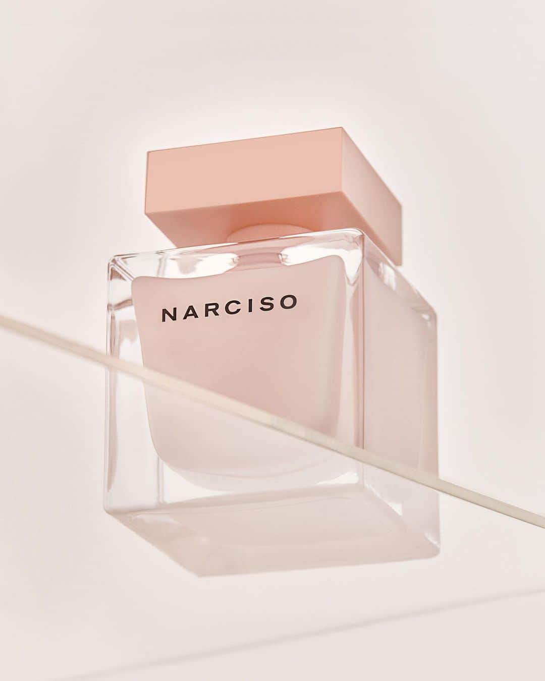 ナルシソロドリゲスさんのインスタグラム写真 - (ナルシソロドリゲスInstagram)「NARCISO eau de parfum poudrée: pure beauty #NARCISO #poudree #narcisorodriguezparfums #parfum #fragrance」8月4日 6時34分 - narciso_rodriguez