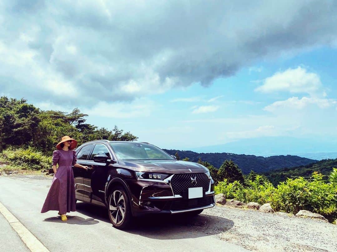のインスタグラム：「DS7crossback made us comfortable🤎  今回ももちろんアンバサダーを務める #DS7crossback をお供に。  初めて東京から2時間半の距離を走ってみたけれど、本当は途中で交代してもらうはずがまったく疲れることなく目的地まで完走。  クネクネと曲がりくねった山道も民家が建ち並ぶ細い小道も、車線をはみ出さずに走れるサポート機能や車体まわりの充実したカメラ機能で楽々運転できました。  ディーゼルだから長距離でも燃費抜群なのも嬉しい💪  #左寄りが好きな人は左寄りキープ #中央が好きな人は道路中央 #そんなことも設定できることに感動 #DSambassador」