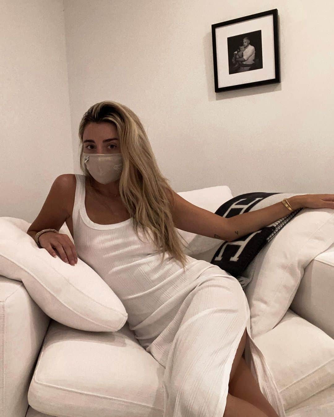 Lauren Elizabethのインスタグラム：「Stay safe, wear a mask, make it fashun. You can shop this mask i designed on @reusemasks they’re comfy & made from deadstock aka material that would otherwise go in a landfill 🖤」