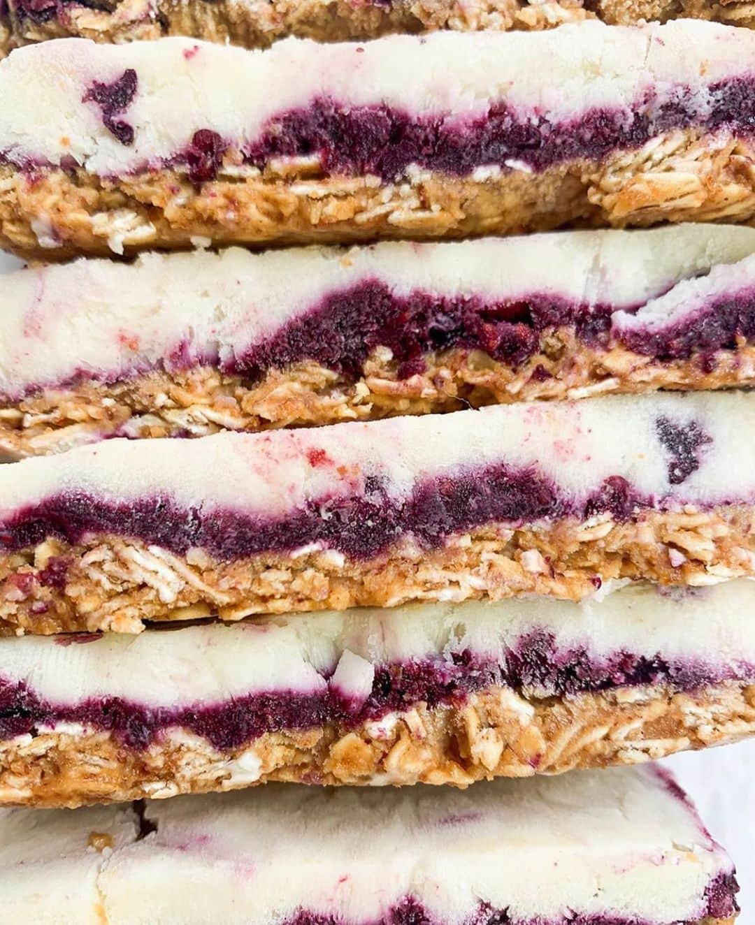 Whole Foods Marketさんのインスタグラム写真 - (Whole Foods MarketInstagram)「No bake. No problem. These granola and berry frozen yogurt bars from @wellnessbykay are the MVP of summer desserts — get the recipe on her page!」8月4日 6時42分 - wholefoods