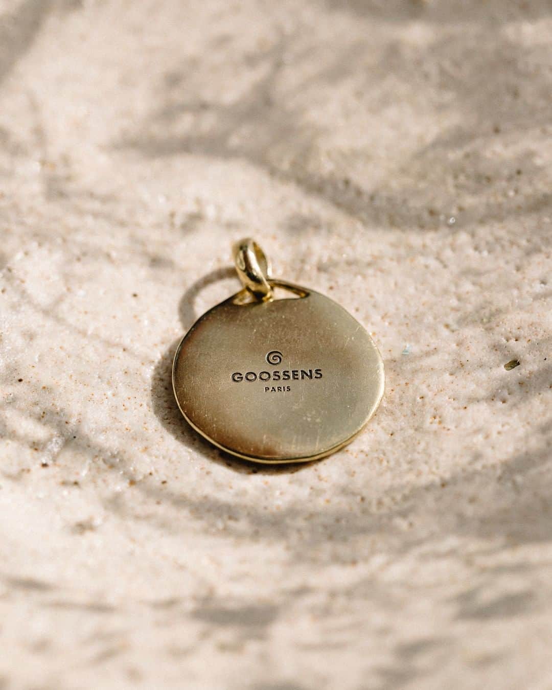 グーセンス パリのインスタグラム：「Here are a few tips to take care of your GOOSSENS pieces: To maintain the jewelry's brillance,  remove them whilst bathing, showering, swimming or washing your hands. Avoid any contact with cream, perfume,  make-up and dust. Store them safely in their cotton pouch, away from direct sunlight and heat. Handle your GOOSSENS pieces with care and their beauty will last for years.」
