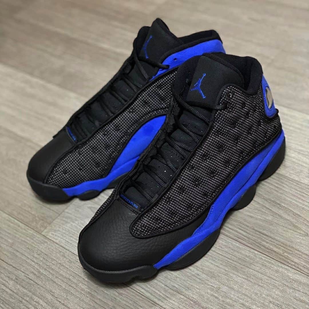 Sneaker Newsさんのインスタグラム写真 - (Sneaker NewsInstagram)「The Air Jordan 13 releases in 2020 are killer! Here's a closer look at the Black/Hyper Royal pair that is set to drop on December 19th. For a closer look, tap the link in our bio.」8月4日 7時01分 - sneakernews