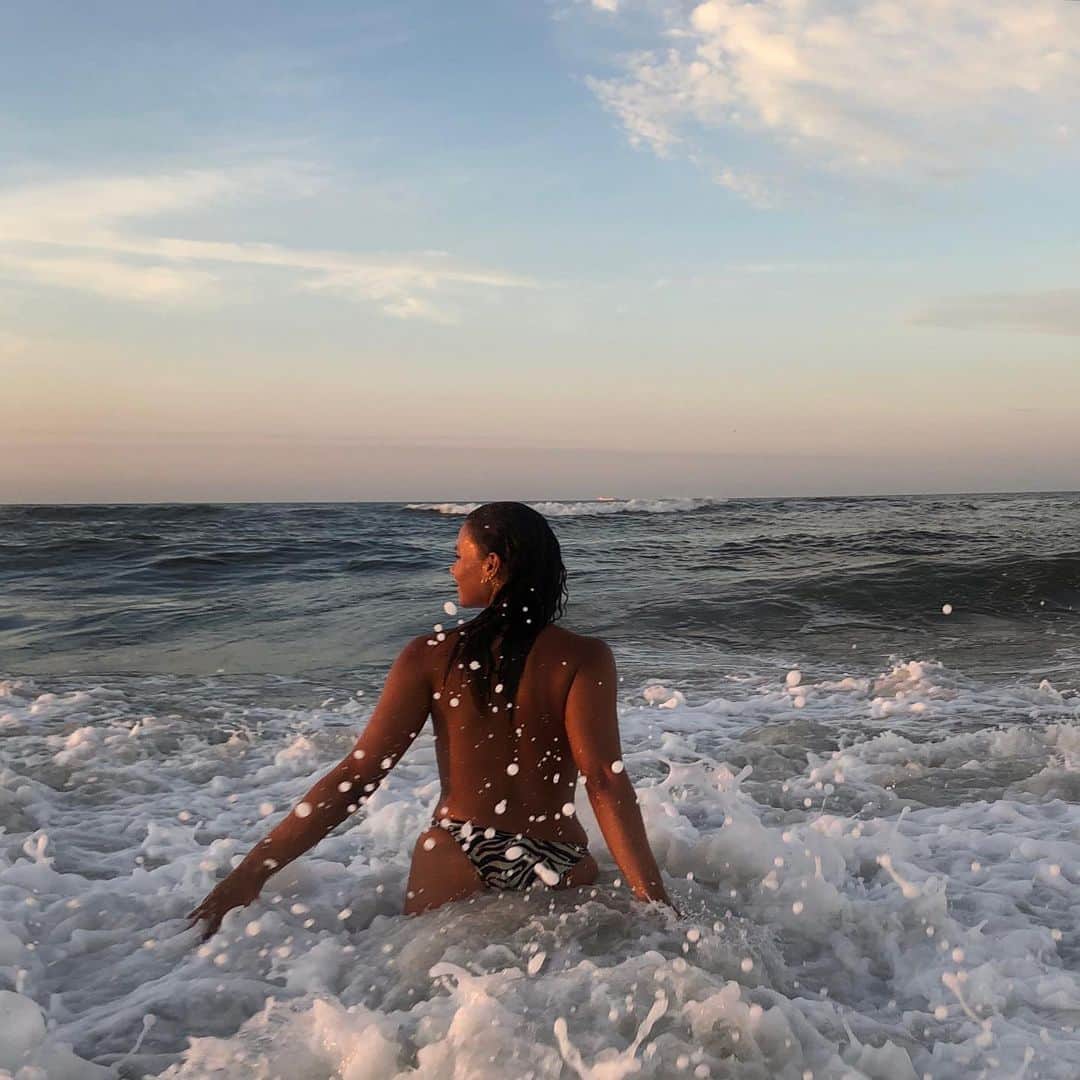 マーキータ・プリングのインスタグラム：「Sunrise swims are the best❣️  🌕It’s a full moon tonight🌕 be sure to set your intentions and try to be surrounded by water. A bath works if you can’t get to the ocean 🌊 ✨ photo by @_shotbyredman」