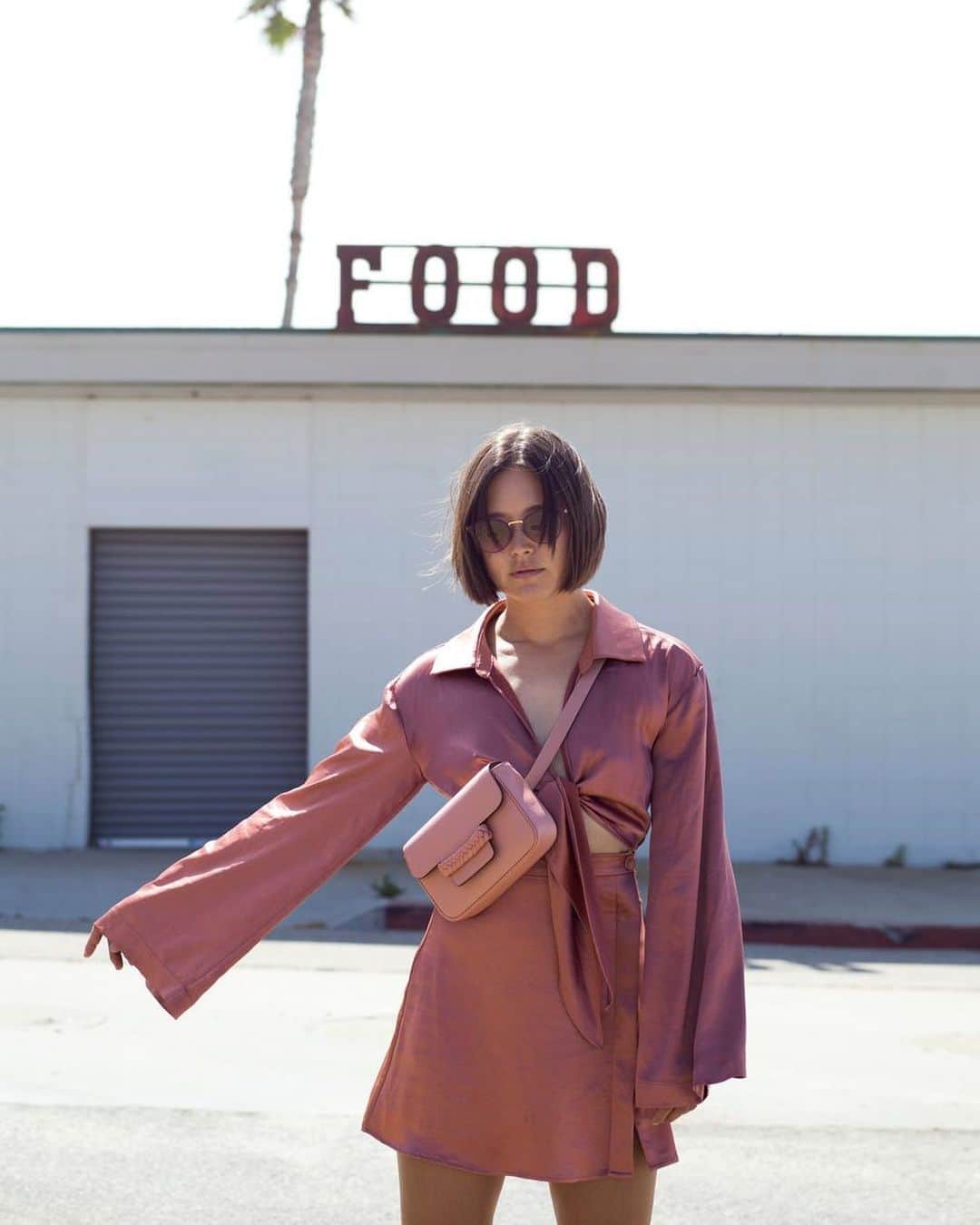 松島エミのインスタグラム：「So much fun shooting for @the_kneed with @chrissingerme and @jywoodward 💕 How cute is this bag😍 . . #malibu #shooting #beach #la #summer #summervibes」