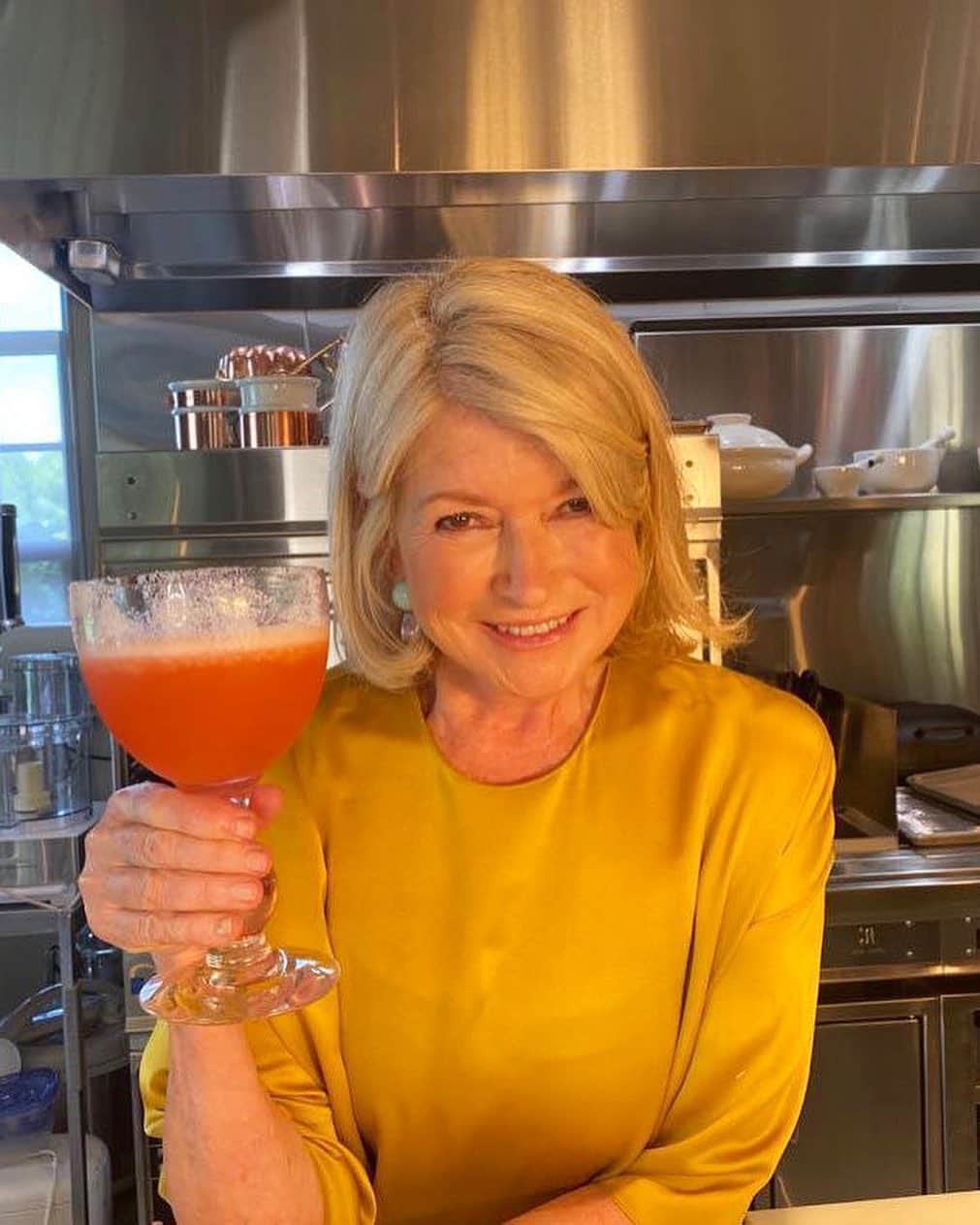 WHO WHAT WEARさんのインスタグラム写真 - (WHO WHAT WEARInstagram)「Happy 79th birthday, Martha Stewart! Hoping your day looks this fabulous.🍹 photos: @marthastewart48」8月4日 7時04分 - whowhatwear