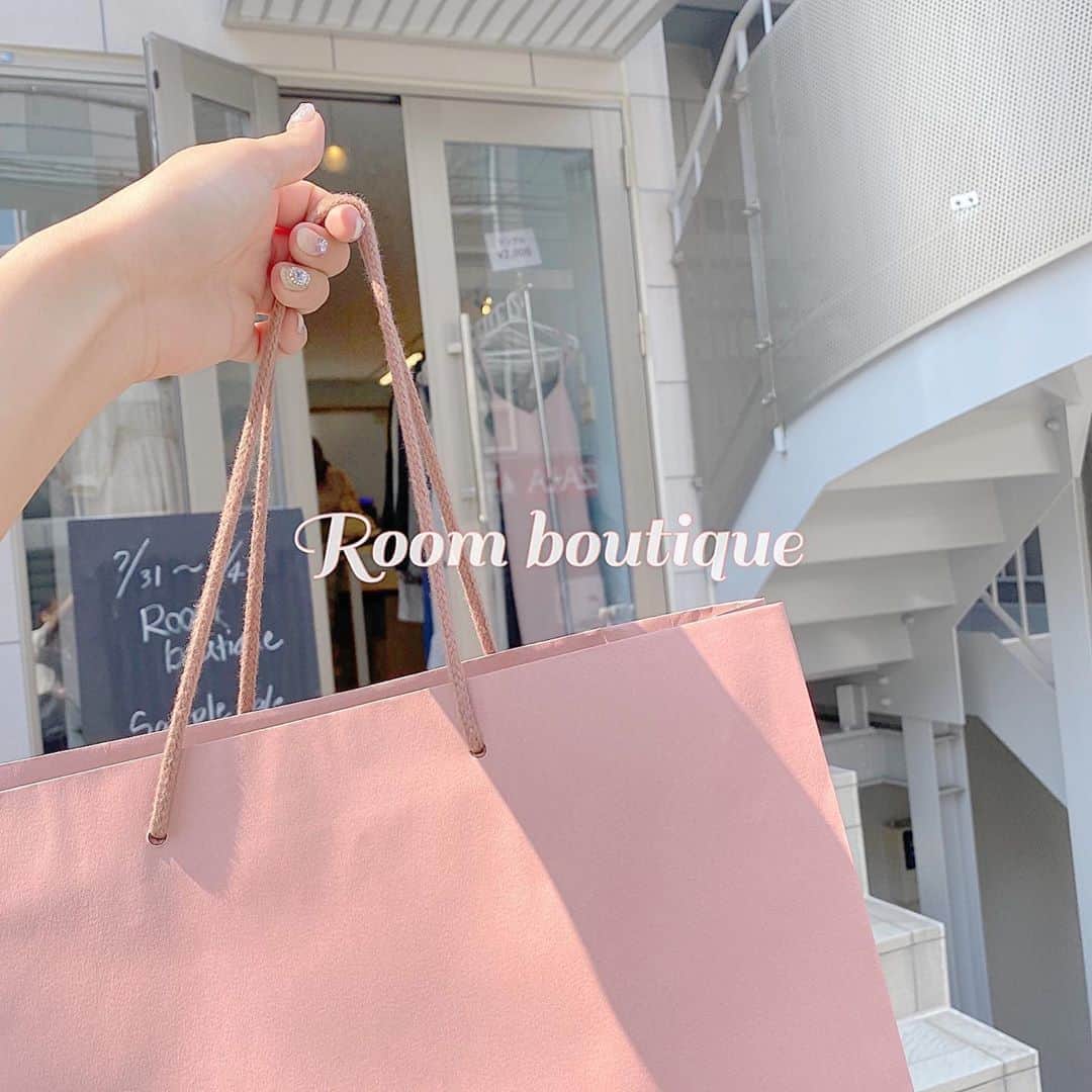 RIiNAさんのインスタグラム写真 - (RIiNAInstagram)「♡Room boutique♡ . Room boutiqueのサンプルセールも行ってきた୨୧ キャスケットとサンダルを購入👡👒 . . #roomboutique #購入品」8月4日 7時15分 - riina_lam
