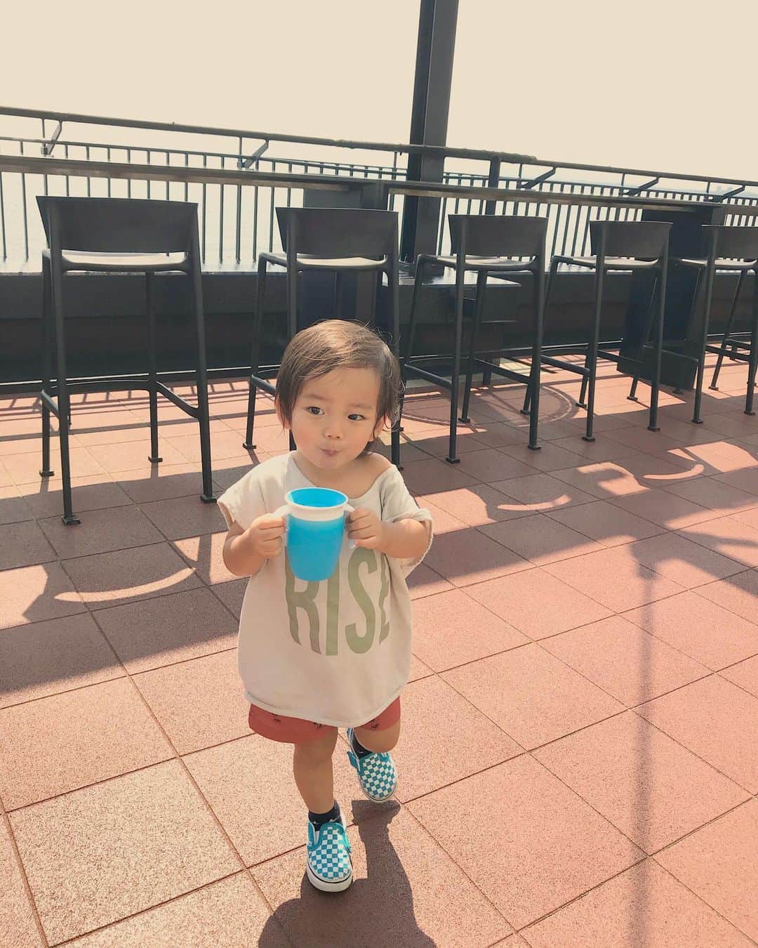 菅井悦子さんのインスタグラム写真 - (菅井悦子Instagram)「水族館へ。 🐬イルカのショーでは、自ら最前列に陣取り大興奮。 母はイルカと人との信頼関係に涙😭😂 歳をとると、どうしてこうも涙もろくなるのかしら（笑）  ※ワンピースも キャップも @wakanozawa  わかぽんの🥰」8月4日 7時08分 - etsuko313