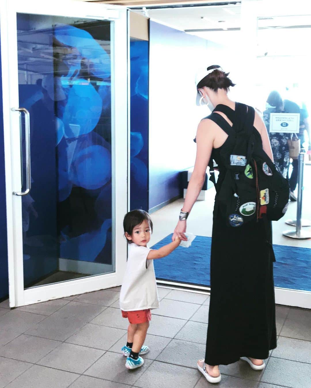 菅井悦子さんのインスタグラム写真 - (菅井悦子Instagram)「水族館へ。 🐬イルカのショーでは、自ら最前列に陣取り大興奮。 母はイルカと人との信頼関係に涙😭😂 歳をとると、どうしてこうも涙もろくなるのかしら（笑）  ※ワンピースも キャップも @wakanozawa  わかぽんの🥰」8月4日 7時08分 - etsuko313