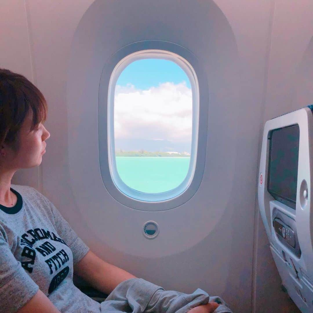 狩野舞子さんのインスタグラム写真 - (狩野舞子Instagram)「・ さっき紹介した曲のジャケ写と同じ🥰🤝✈️ ・ 飛行機の窓って凄くワクワクする。 だいたい窓側の席を取って、ずっと窓に張り付いてます。笑 上から見る地形とか夜景とか雲とか虹とか 好きなんだよな〜🗾🌃☁️🌈 ・ #インスタ映え #飛行機好き #カメラマンの腕 @ktn8_  #hawaii」8月4日 12時57分 - kanochan715