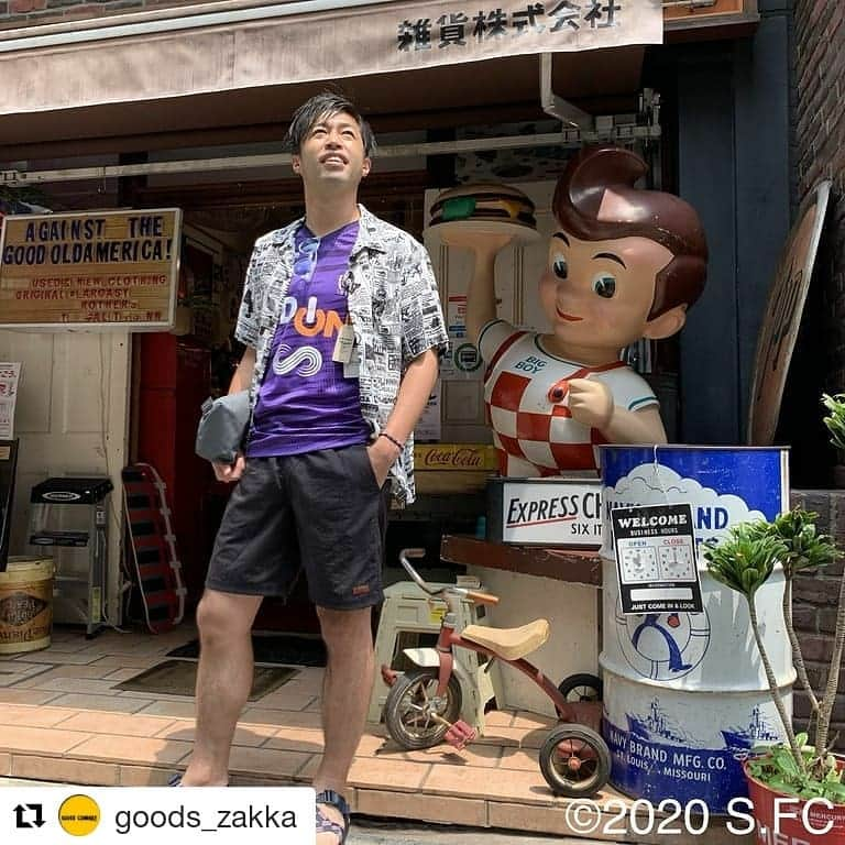 サンフレッチェ広島さんのインスタグラム写真 - (サンフレッチェ広島Instagram)「#Repost @goods_zakka (@get_repost) ・・・ サンフレッチェ広島応援スタイル☺️ 今回はなんと！なんと！！ あの森崎和幸さん(現サンフレッチェ・クラブ・リレーション・マネージャー)がモデル協力をしてくれましたー！　テンションアガるーー⤴️⤴️ 森崎さん自ら3つコーディネートを考えてくれました👍 夏らしい応援スタイル🌴☀️ がんばれ！サンフレッチェ広島！！  (株)グッズカンパニーはサンフレッチェ広島を応援しています。 ※画像は3枚あります。 ※在庫の少ないものもあります。  #サンフレッチェ広島 #sanfrecce #サンフレッチェ広島ユニフォーム #ユニフォームコーディネート #積攻 #グッズカンパニー #雑貨株式会社 #アメリカン雑貨 #アウトドア #広島雑貨屋」8月4日 12時57分 - sanfrecce.official