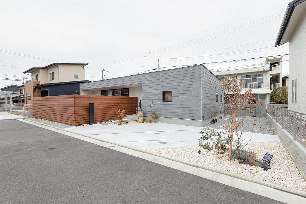 ソラマド香川のインスタグラム：「青空と暮らす家 あなただけの特別な住まいをプロデュースします。 ・ --------------------------------------- 「 #ソラマド香川 」で検索🔍 ・ ★「ソラマドの家」資料請求はこちら ・ → @request.soramadokagawa ・ ★もっと施工事例を見たい方はこちら ・ → @soramado_kagawa --------------------------------------- ソラマド香川(センコー産業株式会社) 綾歌郡宇多津町浜三番丁22-4 電話番号：0120-49-7257 営業時間：10時〜17時(水曜定休日) --------------------------------------- ・ ・ #外観デザイン#平屋#木の家#無垢床#マイホーム#新築#自由設計#シンプルな暮らし#自然光#暮らしを楽しむ#空間デザイン#soramado#ソラマド#家づくり#中庭のある家#カフェスタイル#自然素材#漆喰#自然素材の家#コートハウス#空#ウッドデッキ#注文住宅#中庭#おしゃれな家#ソラマドキッチン#設計事務所#センコー産業」