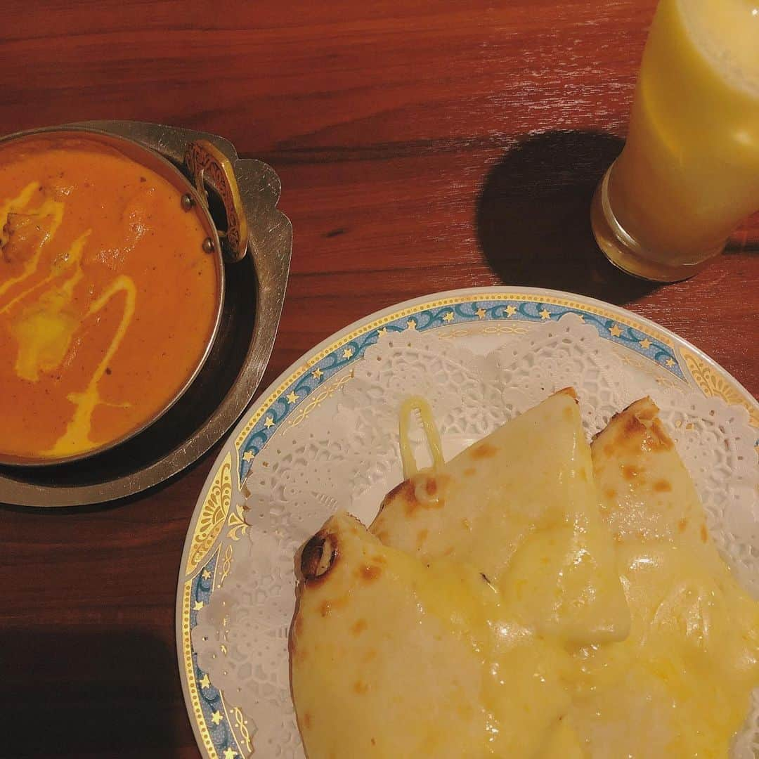 太田りこのインスタグラム：「절친と食べるカレーは格別だった🧡誕生日のプレゼントにjohnmastersをもらったからしばらく私の髪は艶々になるだろう💠ありがとね♡ 7/13 —— #チーズナン #インドカレー #カレー #阪急グランドビル #30f #bindu #curry #インドカリー」