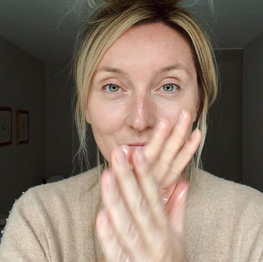 JO BAKERさんのインスタグラム写真 - (JO BAKERInstagram)「S E L F • S O O T H E  When it smells this good... it’s a pleasure to self pamper.  New discovery @codexbeauty .. a sustainable, respectful and ethical #cleanbeauty #skincare line I am super impressed with.  I’ve been testing #codexbeauty for the past few days - combining their #biawashoffcleansingoil with #biaexfoliatingwash which dissolves daily dirt away and left my skin looking calm feeling smooth without the redness I usually experience with  most exfoliating products.  There’s a swipe up in my stories for you to learn more about this pretty exciting new addition to the #cleanbeautyrevolution !! #codexbeautycode #jobakermakeupartist #mycodexbeauty  Oh - and the last picture in the slide is the field opposite my current bedroom window. The view I saw when cleansing my skin and taking these pics this late sunny #englishsummer evening. ☀️」8月4日 7時27分 - missjobaker