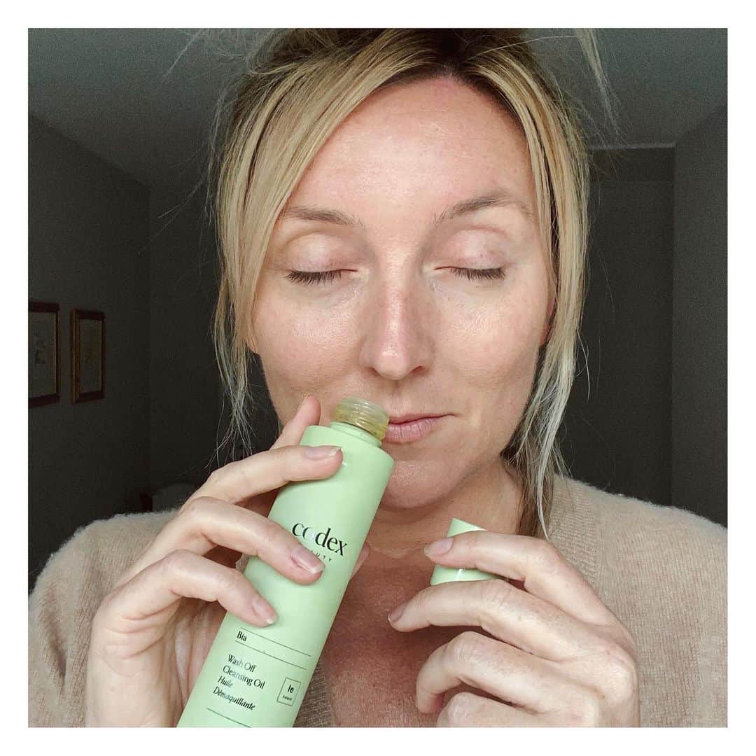 JO BAKERのインスタグラム：「S E L F • S O O T H E  When it smells this good... it’s a pleasure to self pamper.  New discovery @codexbeauty .. a sustainable, respectful and ethical #cleanbeauty #skincare line I am super impressed with.  I’ve been testing #codexbeauty for the past few days - combining their #biawashoffcleansingoil with #biaexfoliatingwash which dissolves daily dirt away and left my skin looking calm feeling smooth without the redness I usually experience with  most exfoliating products.  There’s a swipe up in my stories for you to learn more about this pretty exciting new addition to the #cleanbeautyrevolution !! #codexbeautycode #jobakermakeupartist #mycodexbeauty  Oh - and the last picture in the slide is the field opposite my current bedroom window. The view I saw when cleansing my skin and taking these pics this late sunny #englishsummer evening. ☀️」