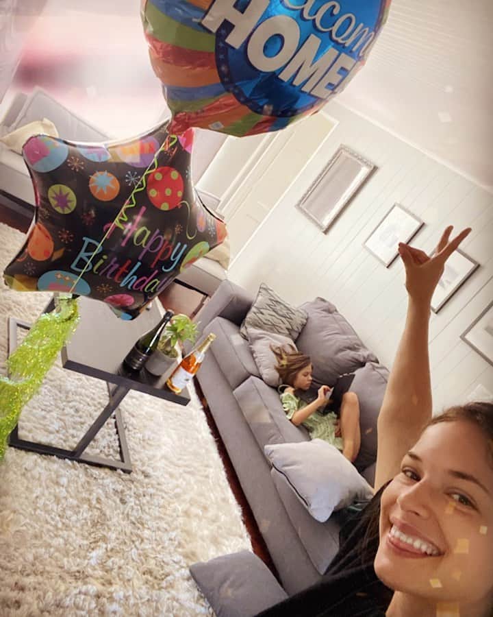 アレクシス・ナップのインスタグラム：「We did it!!! Our first house ♥️✨🥰🏡✨🥰🙌🏻🌞 previous owner is so kind...bubbles for me & sparkling soda bubbles for Kai hehe. Access finally granted (COVID made it take over 2 friggin months) on the most powerful full moon of the year, as well... in both my main signs ♌️💜😇💜 ♒️ coincidenceeee? ¯\_(ツ)_/¯ happy full moon in Aquarius my friends!!!! Ignite your passions and activate your highest mind! 🤸🏼‍♂️🧘🏻‍♀️🏄🏽‍♀️💃🏿Twitch coming real soon... See you online, or on a hike (get ur ass out there) ;)  PS why yes I diiiid use Pixaloop & added fantasy clouds in the background🤓...appropriate af🥰✨🎉🌈 #NEWLIFE ! 🙌🏻✨💜☯️💜🙌🏻🌞✨🏡🎉🌈」