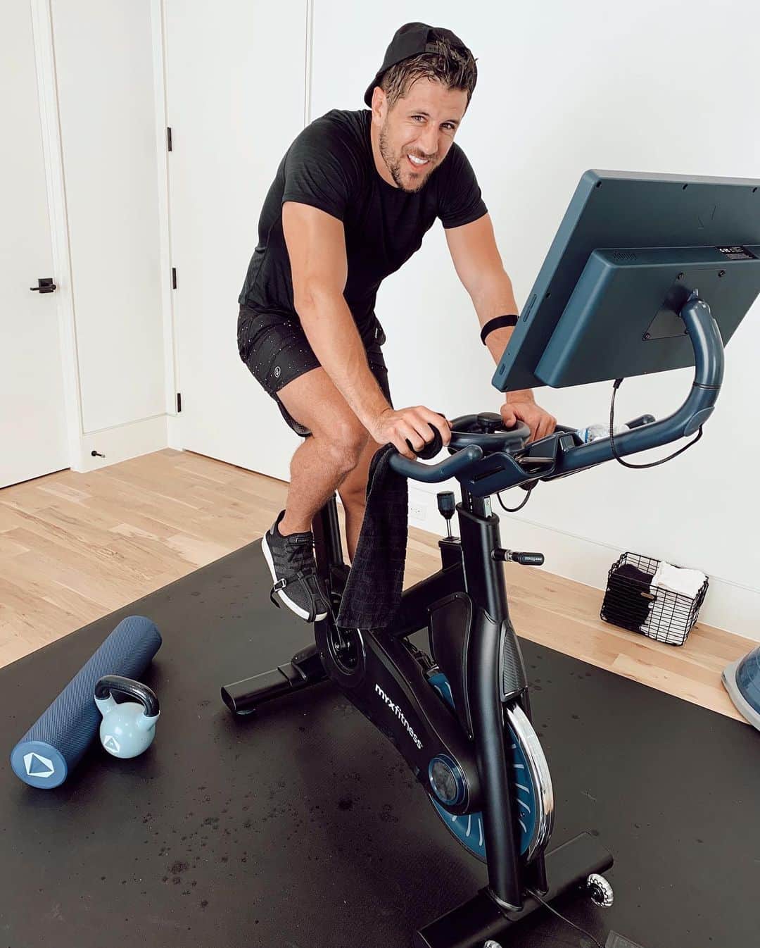 ジョーダン・ロジャースのインスタグラム：「GIVEAWAY CLOSED: If interested in still trying the @myx.fitness bike use my code JORDAN for $150 off your order and free shipping!   🚨GIVEAWAY ALERT🚨: calling all fitness lovers! I have been using my @myx.fitness bike over the past few weeks and I am obsessed. With the heart rate zone training, cross training exercises (HIIT, yoga, meditation) and three different fitness levels, MYX has definitely changed the way I work out. Not to mention, the 1:1 coaching has been an absolute blast!    Now, I want to give you a chance to win this bike, additional workout gear for floor exercises and one year subscription of classes! The MYX home studio is a best in class system at an incredible value.    See below on how to enter:   1. Follow @myx.fitness   2. Like this photo   3.Tag your workout buddy and comment WHY you would love to win!   Giveaway closes at 11:59 pm PT on 8/9/20. Winner will be contacted via direct message. NO PURCHASE NECESSARY. Odds depend on No. of entries. Open to residents of the contiguous US, age 21+. Approximate prize value: $1,848. For Official Rules see here: https://bit.ly/MYXRULES」