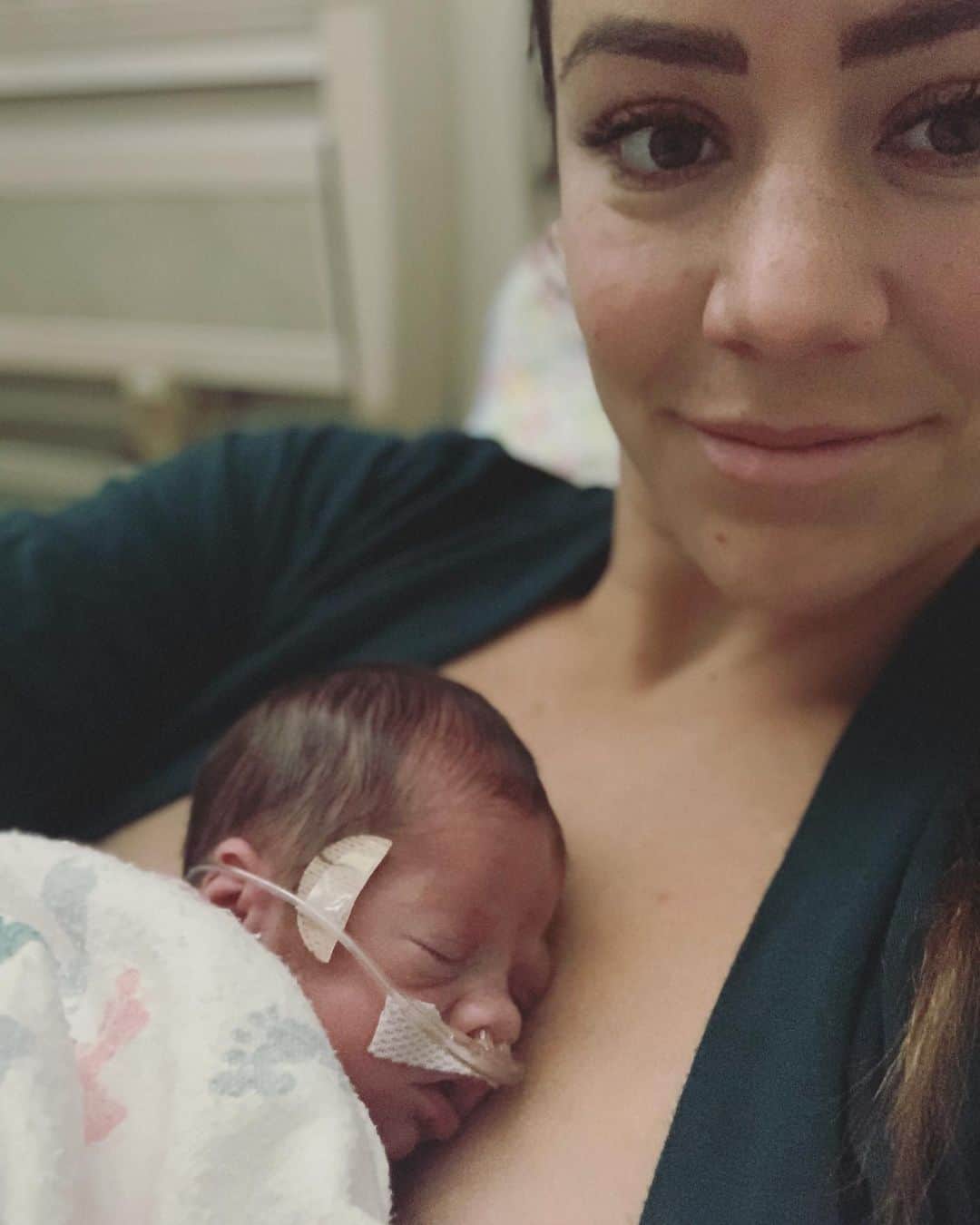 Camille Leblanc-Bazinetさんのインスタグラム写真 - (Camille Leblanc-BazinetInstagram)「I am 3 weeks today 😍😭⭐️   “ Zoe is being such an all star NICU baby and I am so proud of her!  This week she had a lot of bradycardia which has been quite stressful but she also gained a lot of weight and discovered my boobies   She isn’t strong enough yet to breastfeed but she did latched and also she is starting to show everyone her strong character that 100% is coming from me and I love it hahaha  “ We have about 5 more weeks to go at the NICU and this week has been a highly high emotional week for me and Dave has we navigate this challenge as a couple. I am very grateful to have a partner that is shilling to sit with me so we can openly communicate our need and understand how to move forward to help each other’s ♥️⭐️」8月4日 7時50分 - camillelbaz