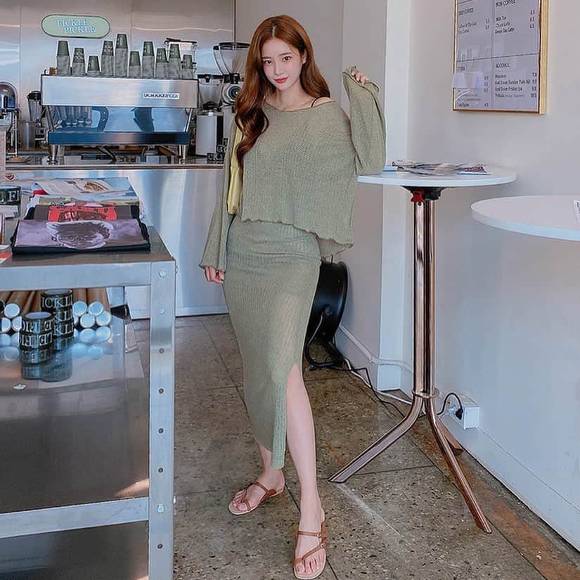 Chuuのインスタグラム：「시원한 소재의 니트와 스커트가 세트✨ 컬러들도 차분하게 나왔으니 이번 여름 데일리하게 입어보세요!」