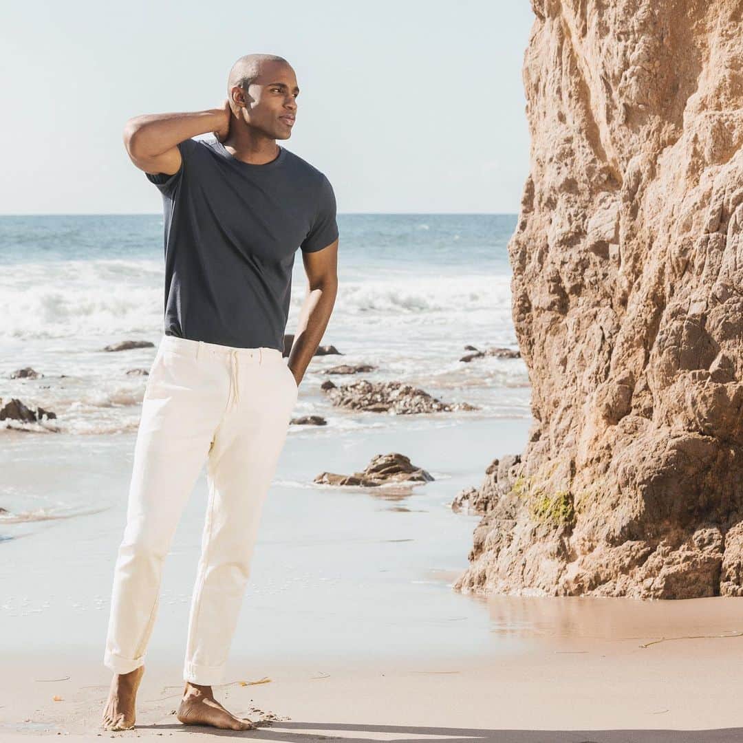 のインスタグラム：「Here’s to summer’s must-have crew neck: The Malibu Collection Men’s Washed Jersey Short Sleeve Crew... Link in bio #barefootdreams」