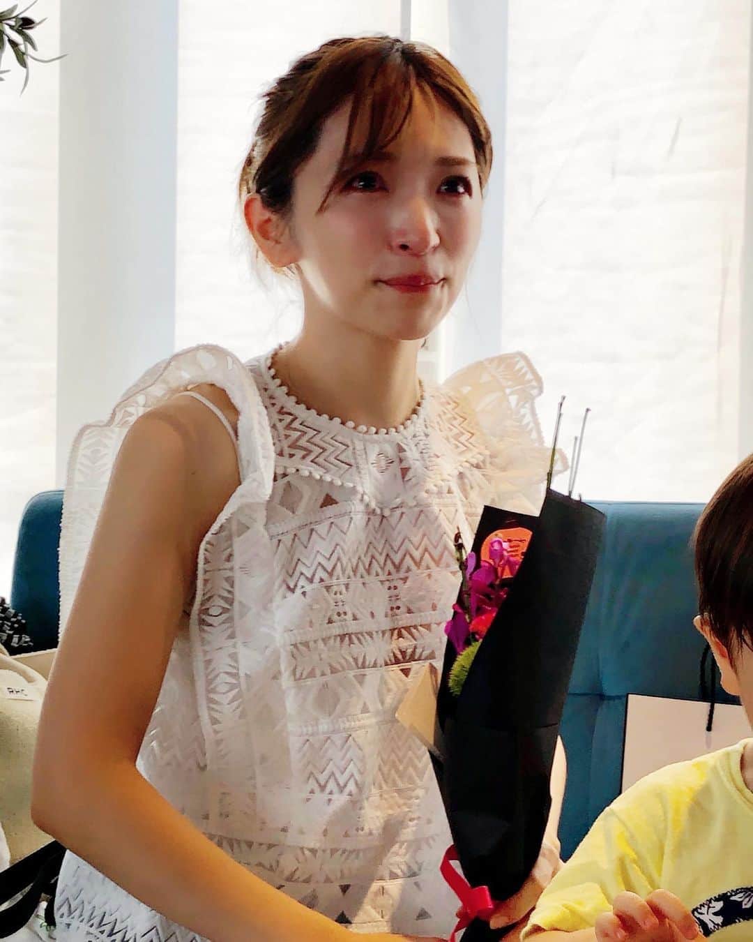 田中涼子のインスタグラム：「誕生日☺️  何歳かは調べてね　笑  1年前ってどんなだったかな？と 見返してたら嬉しい事してもらった時の写真があった🥺  子どもからもパパからも愛情もらって幸せな1年だったなぁ、、このまま何も起こらないで平凡にまた無事に1年過ごせたらいいなぁ🥺  #birthday #誕生日」