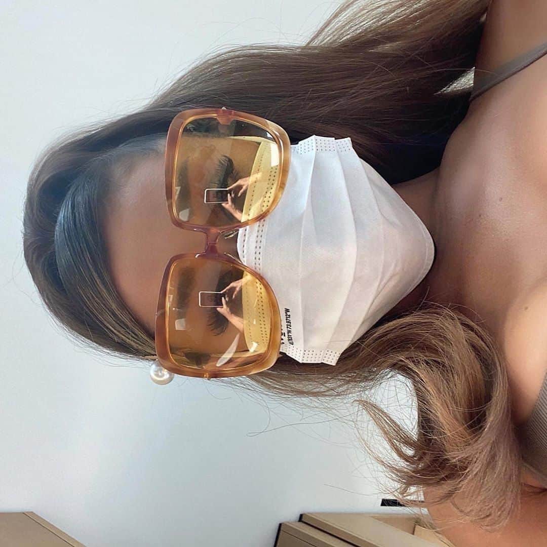 Teen Vogueさんのインスタグラム写真 - (Teen VogueInstagram)「Massive sunglasses + a mask are the ultimate summer accessories 🌞 Shop @arianagrande's mask of choice at the link in bio.」8月4日 8時00分 - teenvogue