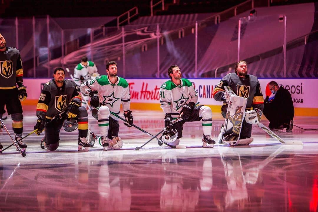 NHLさんのインスタグラム写真 - (NHLInstagram)「Players of the @dallasstars and @vegasgoldenknights kneel during the National Anthems. #WeSkateFor Equality」8月4日 8時01分 - nhl