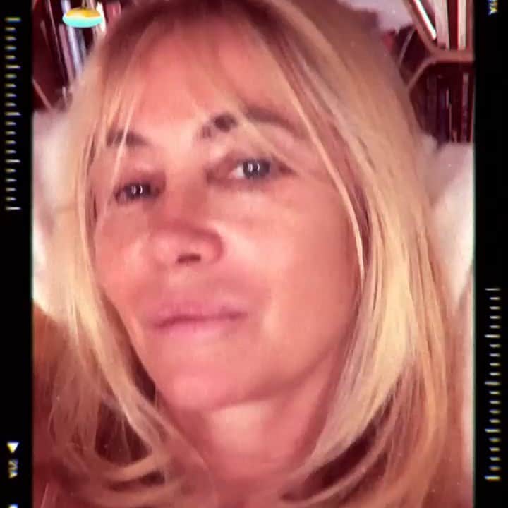 エマニュエル・ベアールのインスタグラム：「#holidays 💙💋」