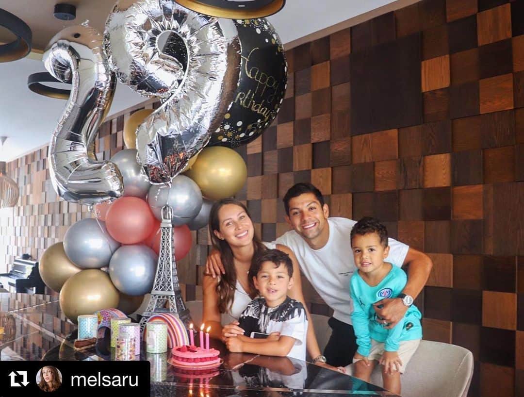 クリスチャン・ガンボアのインスタグラム：「Feliz cumple flaca @melsaru Te amamos mucho ... 29 29 ya casi jajaja 👨‍👩‍👦‍👦🥰🥰 Me dormí la mitad del día pero bien .. gracias a @andreasalasb y @keylornavas1 por todo 🙌🏽🙌🏽 top top , hicieron que el cumple estuviera 🔥🔥」