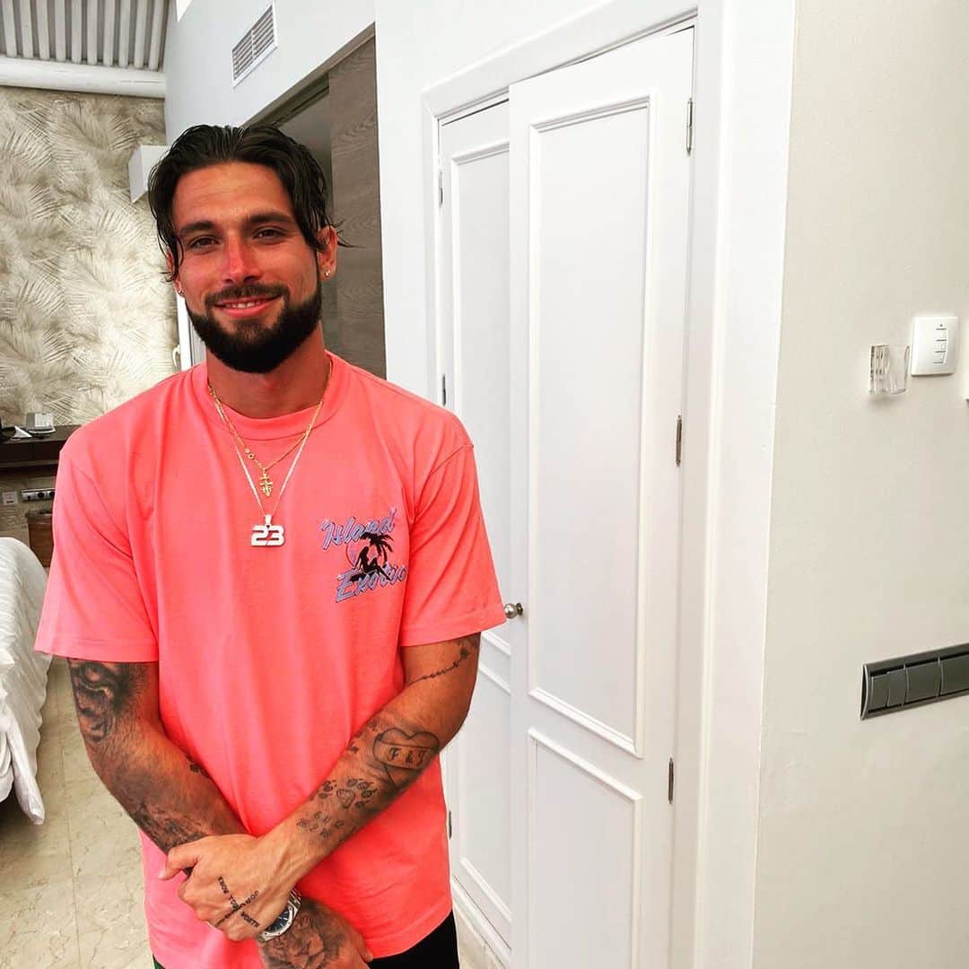 ホタのインスタグラム：「God always give me a reason to smile 🙏」