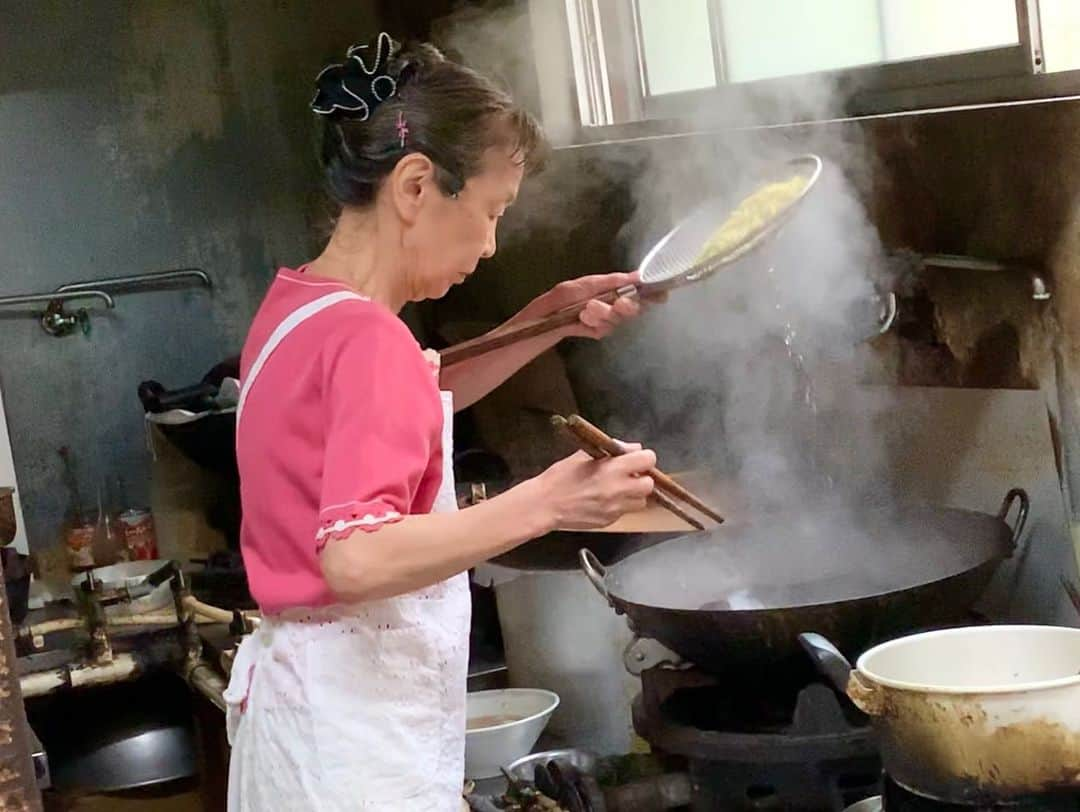 わっきーさんのインスタグラム写真 - (わっきーInstagram)「コラーゲンラーメン一筋30年以上。 「海新山」という町中華へ。 80歳のお母さんが一人でやってるんですよ。。  数々の有名人が訪れているラーメン屋でもあり、 TVや雑誌にも取り上げられたお店。  撮影に至った経緯は、 お母さんの息子さんと 僕との共通の知人からでした。 お母さん、動画に出ていただき ありがとうございました😊  詳しくはYouTubeでチェック！  #海新山  #ラーメン #らーめん #中華そば #コラーゲン  #コラーゲンラーメン #餃子 #焼餃子 #町中華  #中華 #東京グルメ  #学芸大学グルメ  #youtube #youtuber #ユーチューブ #わっきーtv #わっきー #食レポ #飯テロ #飯テロ動画」8月4日 8時43分 - makoto_ishiwaki