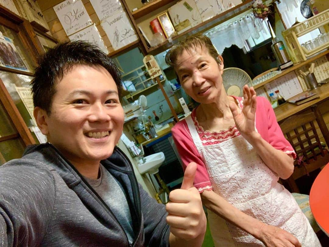 わっきーさんのインスタグラム写真 - (わっきーInstagram)「コラーゲンラーメン一筋30年以上。 「海新山」という町中華へ。 80歳のお母さんが一人でやってるんですよ。。  数々の有名人が訪れているラーメン屋でもあり、 TVや雑誌にも取り上げられたお店。  撮影に至った経緯は、 お母さんの息子さんと 僕との共通の知人からでした。 お母さん、動画に出ていただき ありがとうございました😊  詳しくはYouTubeでチェック！  #海新山  #ラーメン #らーめん #中華そば #コラーゲン  #コラーゲンラーメン #餃子 #焼餃子 #町中華  #中華 #東京グルメ  #学芸大学グルメ  #youtube #youtuber #ユーチューブ #わっきーtv #わっきー #食レポ #飯テロ #飯テロ動画」8月4日 8時43分 - makoto_ishiwaki