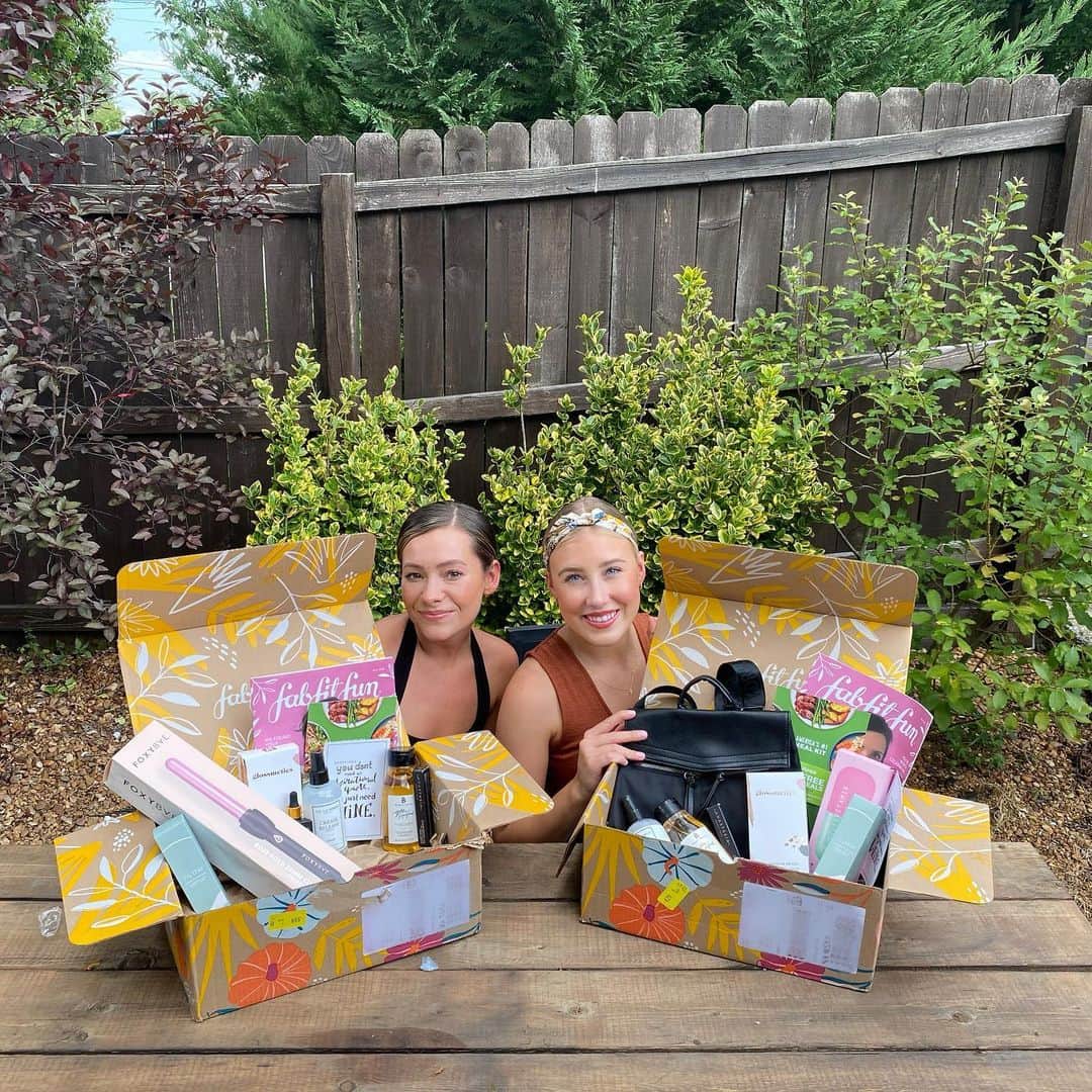 Maddie & Taeさんのインスタグラム写真 - (Maddie & TaeInstagram)「Let's talk fall, y'all! #FabFitFunPartner The new @fabfitfun box has all the things you need to head into the next season. Use our code MT10 and get $10 off your first box at www.fabfitfun.com today!」8月4日 8時41分 - maddieandtae