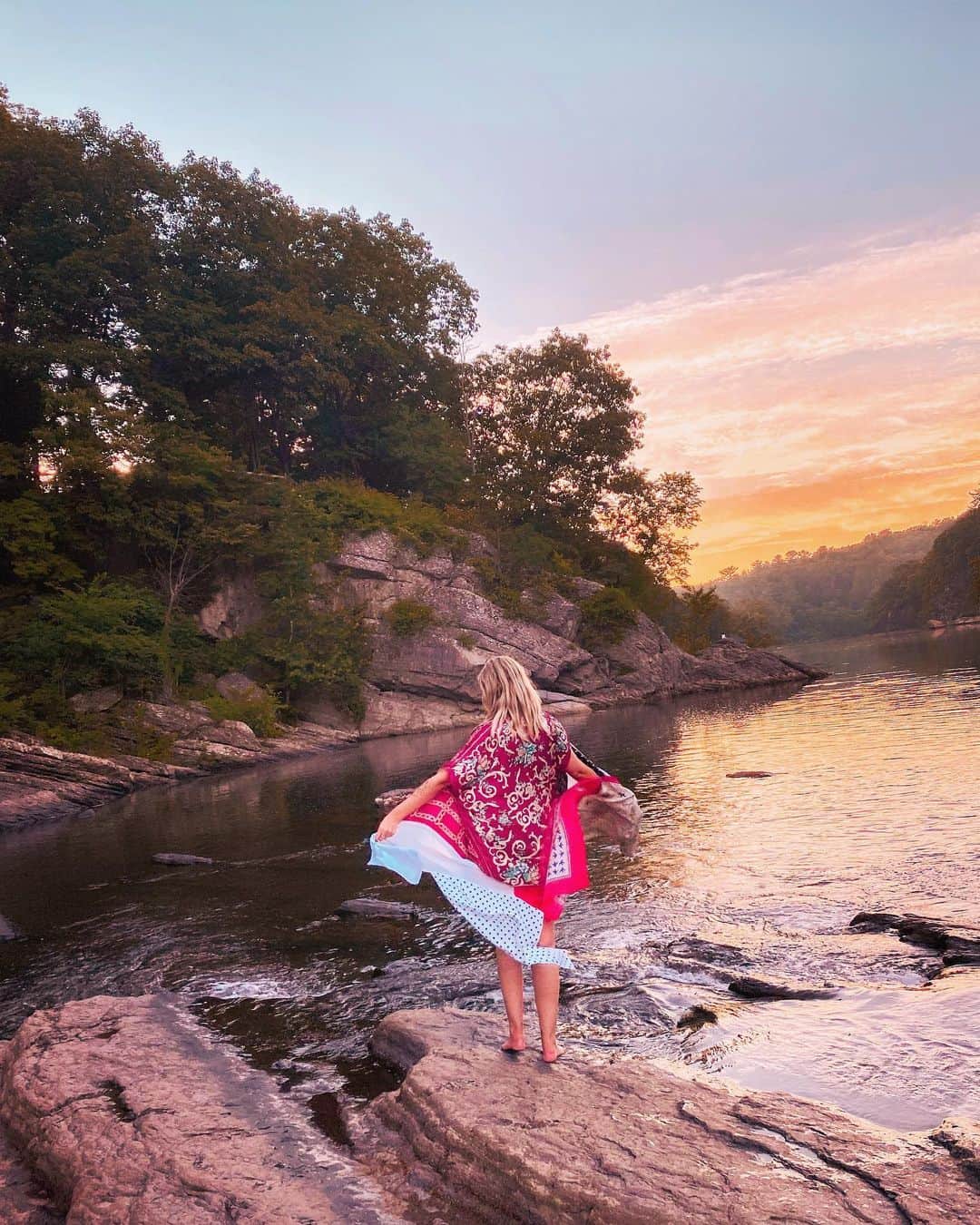 リズ・チェルカソワのインスタグラム：「Watched this morning’s sunrise in this magical place. Nothing feeds my soul more than the beauty of nature.」