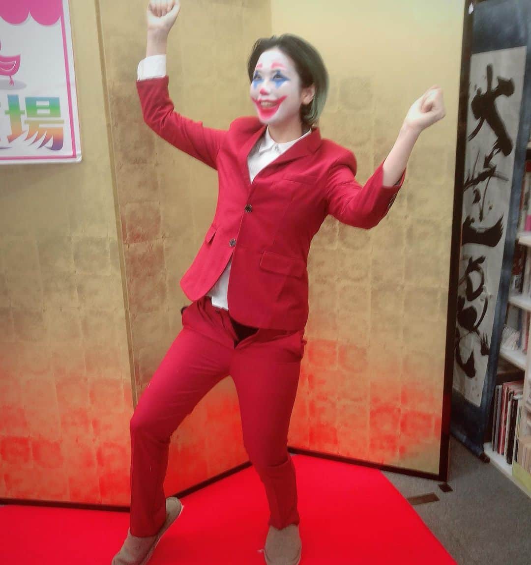 森本レオ子さんのインスタグラム写真 - (森本レオ子Instagram)「JOKER  #CRバットマン #打ったことある人いるかな #東のジョーカー #西のジョーカー #馬場のジョーカー #奇跡的にネトフリ配信の時期と被った #やりたいからやっただけ #子ども用150はチャック閉まらない #熟女の下半身舐めんな #コスプレ道場 #森本レオ子」8月4日 9時02分 - leocodon