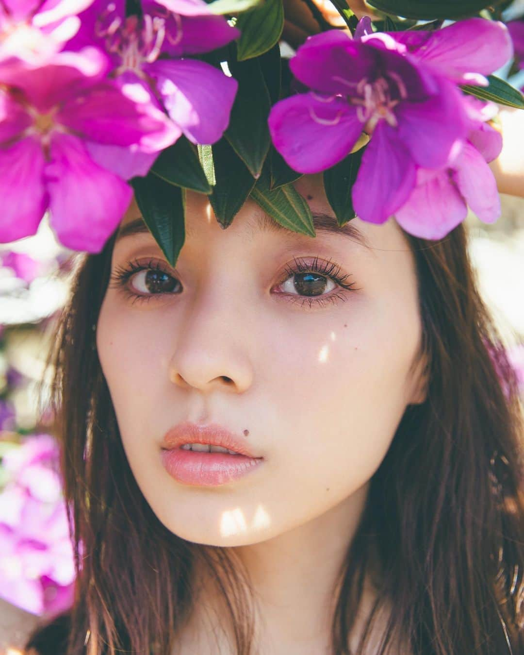 梅澤美波さんのインスタグラム写真 - (梅澤美波Instagram)「先行カット2枚目は、至近距離の梅ちゃん。 ハッとする美しさ……。 こちらをじっくり見つめる視線に、 思う存分ドキドキしてくださいませ。 . #お花がお似合い梅ちゃん #ドアップ梅ちゃん #梅澤美波 #梅澤美波1st写真集 #湘南マーメイド #梅ちゃんdayまで55日」8月4日 9時05分 - ume_minami.official