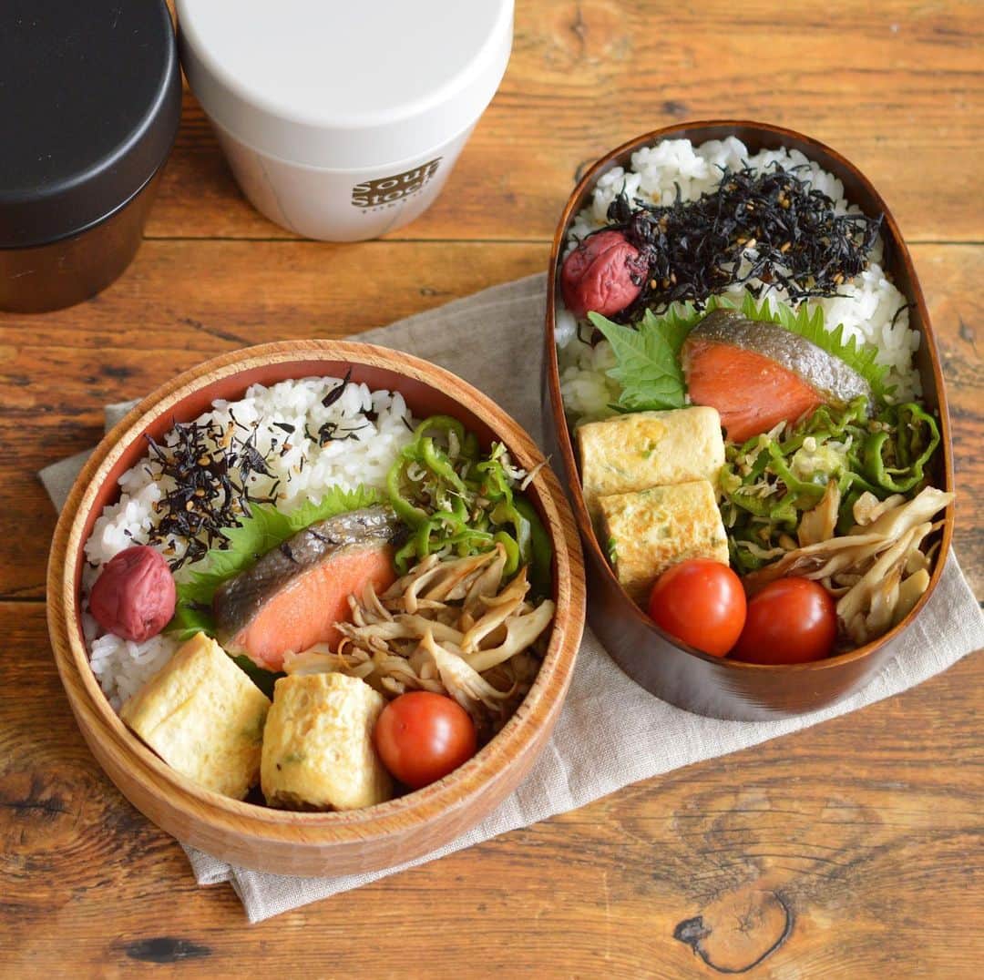 yukiyoのインスタグラム：「2020.8.4* ・ 今日のお弁当 ・ ひじきふりかけごはん ネギ入り玉子焼き 焼き鮭 ピーマンしらす炒め 舞茸梅酢炒め 実家のミニトマト お湯を入れる味噌汁つき ・ ・ 昨夜寝るとき 珍しく保安灯がついていたので ・ 「今日は真っ暗しないんだ？」 ・ と聞いたら ・ 「枕してるよ」 ・ というまさかの返答 ・ ・ ツボって笑いすぎ寝るタイミングを逃し 寝不足弁当です ・ ・ #今週作り置きなんも無いのよ😂 ・ ・ #お弁当 #obento #bento #lunch #lunchbox #onthetable #japanesefood #暮らし #曲げわっぱ #lin_stagrammer #ロカリ #おうちごはんLover #マカロニメイト #IGersJP」