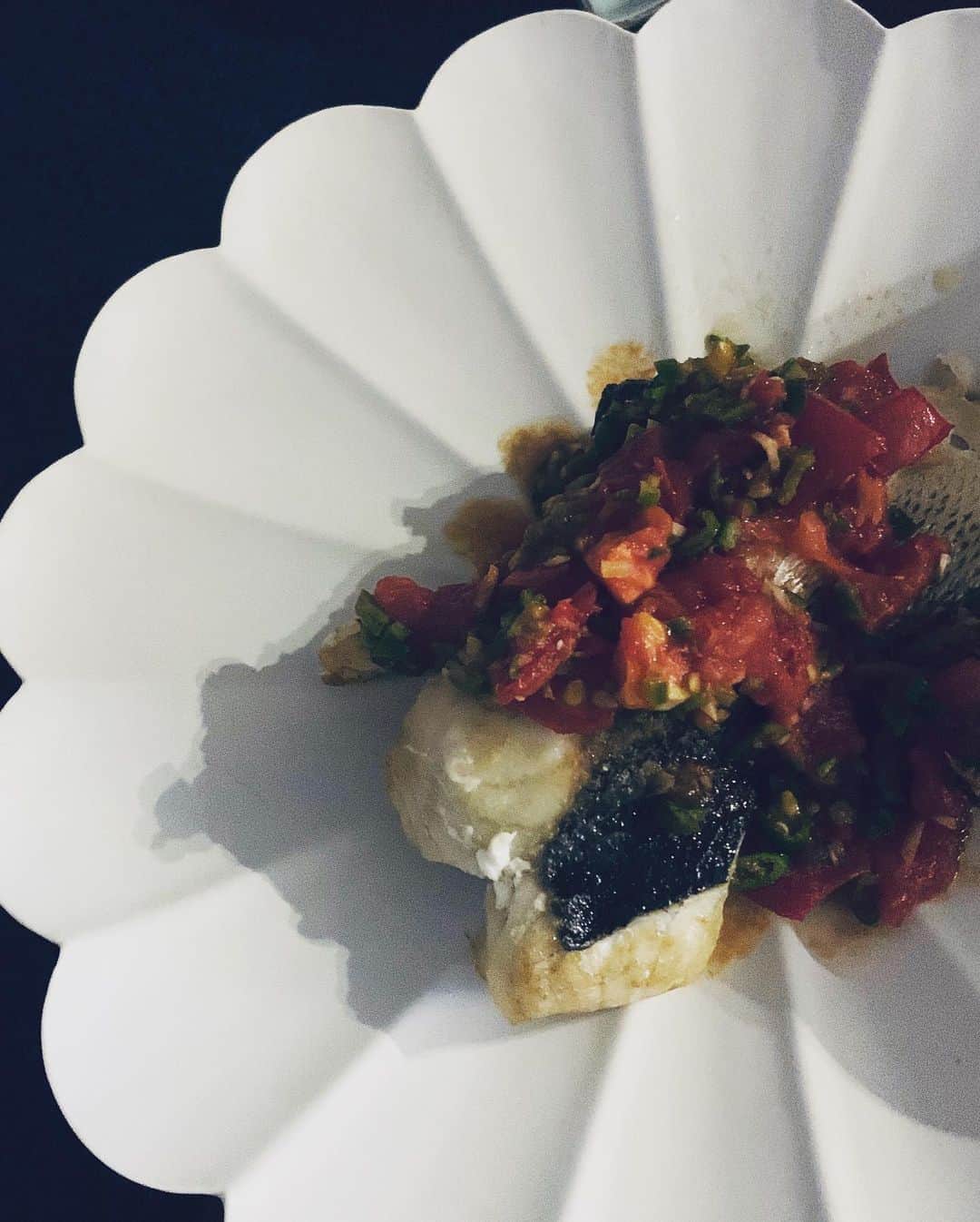 大草直子さんのインスタグラム写真 - (大草直子Instagram)「おはよー！昨日のスズキと今日の納豆（笑）。なんか、色がきれいだよ。朝起きて、今日１日何を食べようかなあ、と考え。週末は焼肉リベンジだな、とか。こんなふうに美味しく食べられる、健康な身体とココロに感謝です。今日も１日、美味しくいきましょう♡ #納豆に家庭菜園の紫蘇 #ミョウガに柴漬け笑 #スズキは小麦粉をつけて #多めのオリーブオイルで焼いて #トマトをガーリックと炒め #青唐辛子とピーマンも @amarc_official オリジナル #コインネックレス #ダンシングブレス #今日の11時59分までの販売 #どなたでも購入頂けます #今日の昼前までね」8月4日 9時16分 - naokookusa