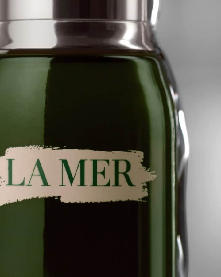 ドゥラメールのインスタグラム：「A potent barrier serum, NEW #TheConcentrate forms a breathable layer that strengthens skin against daily irritants while neutralizing free radicals with antioxidant power.」