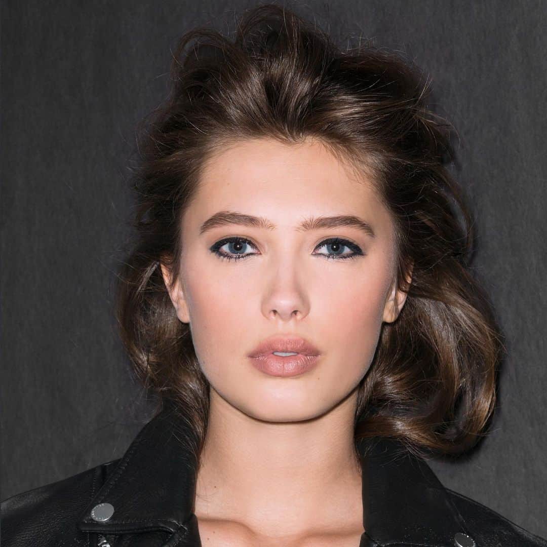 ボビー・ブラウンのインスタグラム：「Love this makeup. Love this hair @chelsey_weimar @benritterphoto @hervecb @bbportfolio」
