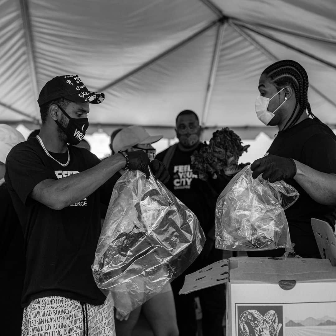 トレイ・ソングスさんのインスタグラム写真 - (トレイ・ソングスInstagram)「#FeedYourCityChallenge was a success in LA last week. I never seen so much food!! I’m from Virginia but LA being home to entertainment, it’s naturally become a second home for me. I’ve benefited greatly from the city and it felt good to give to the community. Much love to all involved.」8月4日 9時23分 - treysongz